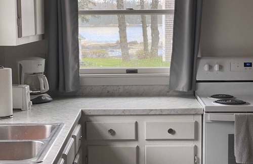 South Thomaston Cottage | Cozy Mid-Coast Maine Cottage-steps from the beach!