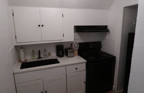 Hanover Place Apartment | Cozy Mid-term Haven for Nurses and traveling professionals in Kansas City Unit3!