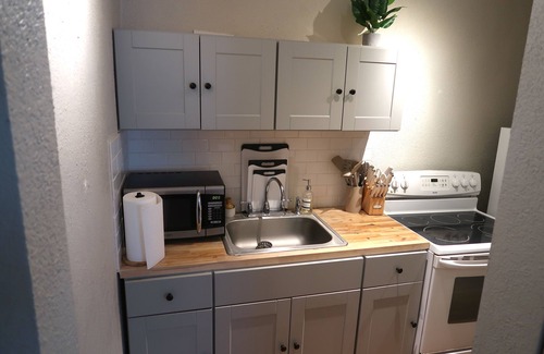 Hanover Place Apartment | Cozy Mid-term Haven for Nurses and traveling professionals in Kansas City Unit3!