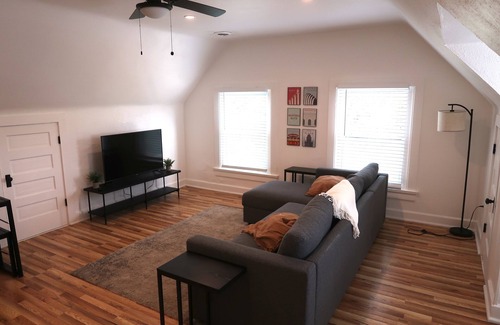 Hanover Place Apartment | Cozy Mid-term Haven for Nurses and traveling professionals in Kansas City Unit3!
