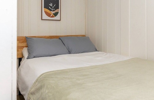Mount Vernon Apartment | Cozy minimalist studio apartment