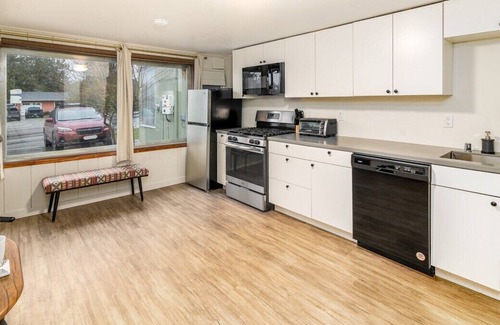 Mount Vernon Apartment | Cozy minimalist studio apartment