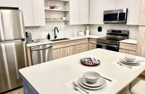 Loughman Apartment | Cozy Modern 1 Bedroom Apartment