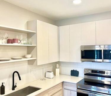 Loughman Apartment | Cozy Modern 1 Bedroom Apartment