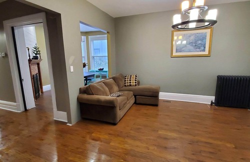 Windsor Apartment | Cozy Modern 2 bed home, great location by Riverside park