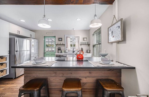 Mount Pleasant House | Cozy, Modern 2br/1ba Shem Creek Getaway, HOT TUB!