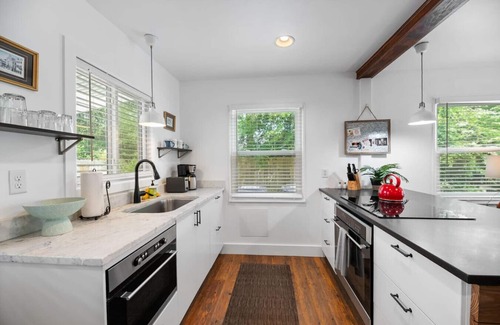 Mount Pleasant House | Cozy, Modern 2br/1ba Shem Creek Getaway, HOT TUB!