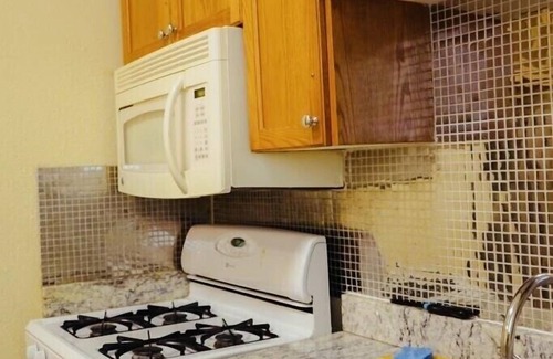Northwest Point Bed & Breakfast | Cozy Modern Apartment -Close to Beaches, Dive Centers- 4 minutes away