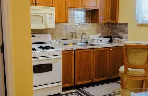 Northwest Point Bed & Breakfast | Cozy Modern Apartment -Close to Beaches, Dive Centers- 4 minutes away