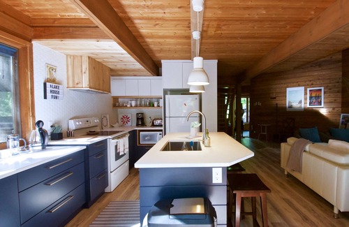 Grand Bend Cottage | Cozy + Modern