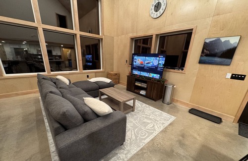 Hyner Cabin | Cozy modern cabin in the woods. 5+ acres. 16 min's to Hyner. 1hr PSU. EV CHARGER