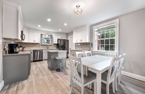 Portsmouth House | Cozy Modern Cabin