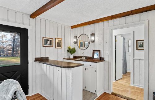 Uncertain House | Cozy Modern Cabin Wrv Site, Kayaks & Canoes
