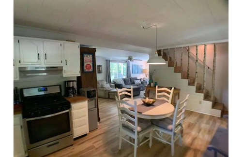 Valley Bend Cabin | Cozy, Modern Camp nestled near Audra State park.