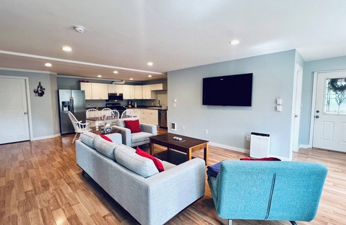Burien House | Cozy modern casita! Near SeaTac airport