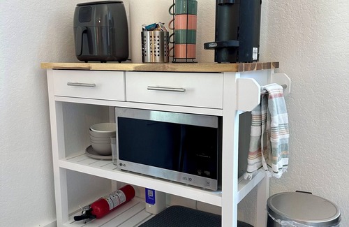 Southside Cottage | Cozy Modern Casita Getaway Near Lackland AFB