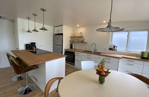 Inverhuron Cottage | Cozy modern cottage on the beach