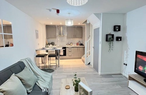 Offerton Apartment | Cozy Modern Duplex Apartment Greater Manchester