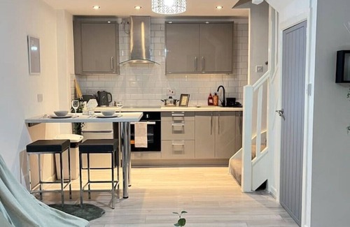 Offerton Apartment | Cozy Modern Duplex Apartment Greater Manchester