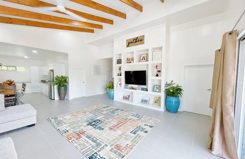 Apia House | Cozy, Modern, Executive Home 5 minutes from Apia town area