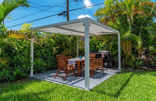 Coral Way House | Cozy Modern Home with an Oasis