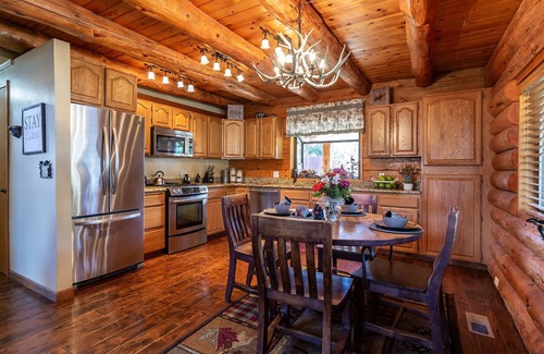 Medford Cabin | 🐾 Cozy Modern Log Home with Amazing Backyard/BBQ 3 bd 2 bth 🐾