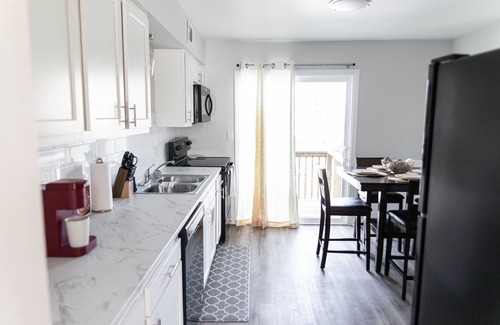 Grand Rapids Apartment | Cozy modern midterm stay/medical discount/fastWiFi