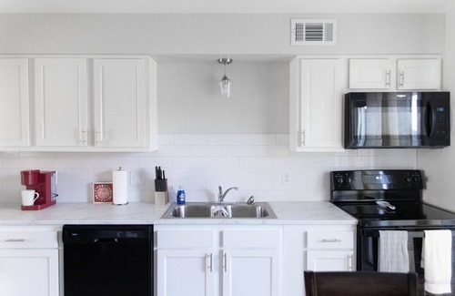 Grand Rapids Apartment | Cozy modern midterm stay/medical discount/fastWiFi