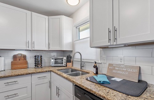 Wake Forest House | Cozy Modern Ranch | King Bed Gig WiFi Firepit – Easy Check In/out -Prof Mgnt
