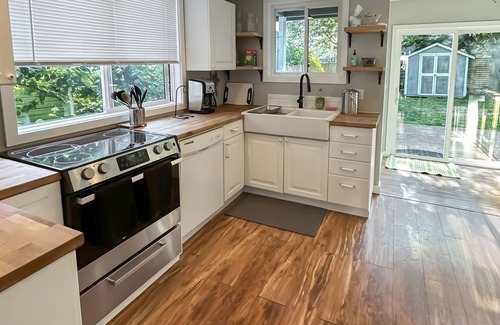 Judkins Park House | Cozy & Modern Seattle 2BR house with backyard and great neighbors!
