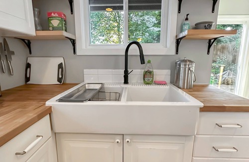 Judkins Park House | Cozy & Modern Seattle 2BR house with backyard and great neighbors!