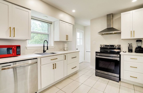 Baileys Crossroads House | Cozy Modern Single Family 5 Bedroom Home