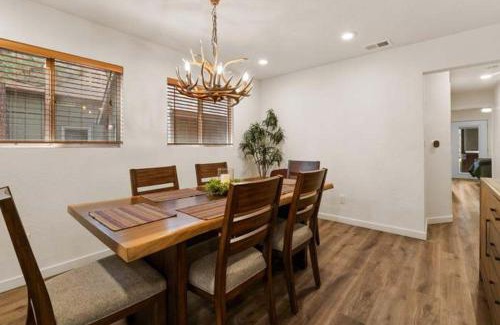 Big Bear Lake House | Cozy Moonridge Cabin - Couples, Walk to Shops, Fenced Yard, BBQ