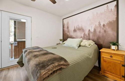 Big Bear Lake House | Cozy Moonridge Cabin - Couples, Walk to Shops, Fenced Yard, BBQ
