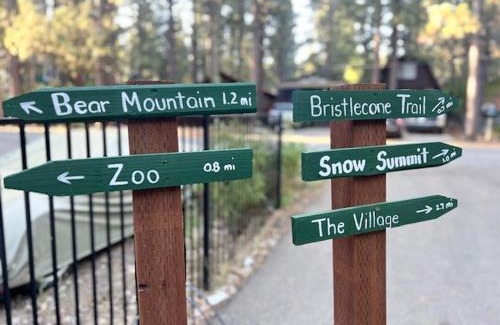 Big Bear Lake House | Cozy Moonridge Cabin - Couples, Walk to Shops, Fenced Yard, BBQ