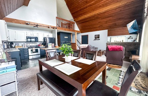 Canaan Valley Cabin | Cozy Mountain Cabin - Firepit & 5 min from Hiking!