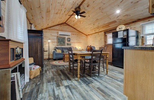 Stanton Cabin | Cozy Mountain Cabin near Red River Gorge, Hollerwood and more! Pet Friendly