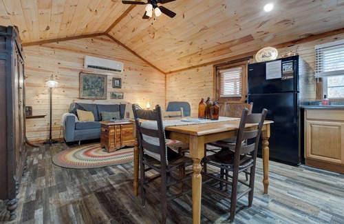 Stanton Cabin | Cozy Mountain Cabin near Red River Gorge, Hollerwood and more! Pet Friendly