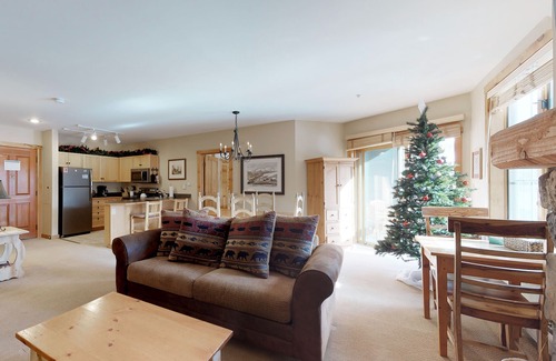 River Run Condo | Cozy Mountain Condo with Pool & Hot Tub - Close to the Slopes