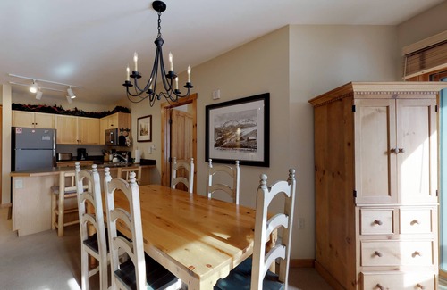 River Run Condo | Cozy Mountain Condo with Pool & Hot Tub - Close to the Slopes