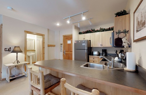 River Run Condo | Cozy Mountain Condo with Pool & Hot Tub - Close to the Slopes