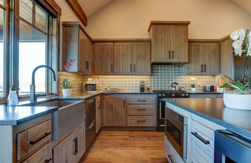 Sisters House | Cozy Mountain Escape Home with Amazing Views! Pool-Hot tub