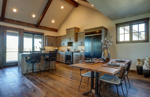 Sisters House | Cozy Mountain Escape Home with Amazing Views! Pool-Hot tub