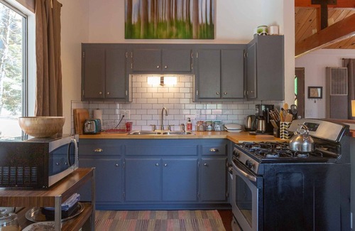Arrowbear Lake Cabin | Cozy Mountain Getaway in Arrowbear Lake, minutes from ski resorts. Pet-Friendly!