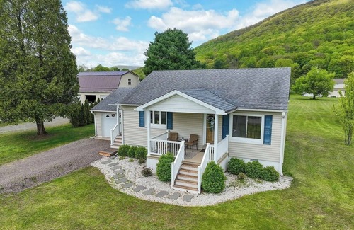 Jamison City House | Cozy Mountain Getaway - Near Rickett’s Glen