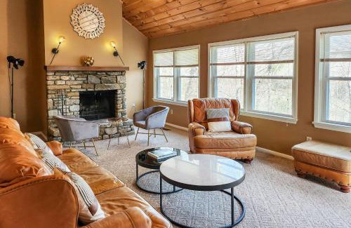 Lake Lure House | Cozy Mountain Home at Rumbling Bald Resort!