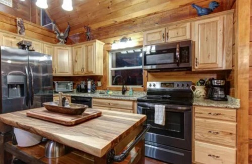 Sevierville Cabin | Cozy Mountain Retreat – Hot Tub, Views & Minutes to Pigeon Forge!