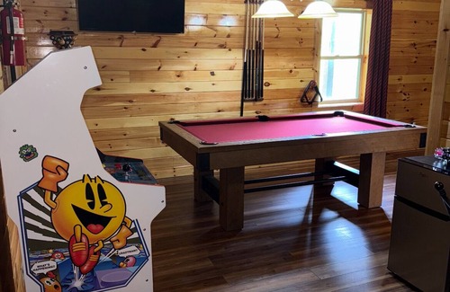 Sevierville Cabin | Cozy Mountain Retreat – Hot Tub, Views & Minutes to Pigeon Forge!