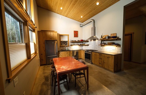 Warnick Cabin | Cozy mountain retreat in the forest-close to Mt Baker Ski Area and pet friendly!