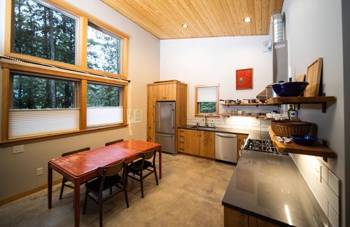Warnick Cabin | Cozy mountain retreat in the forest-close to Mt Baker Ski Area and pet friendly!